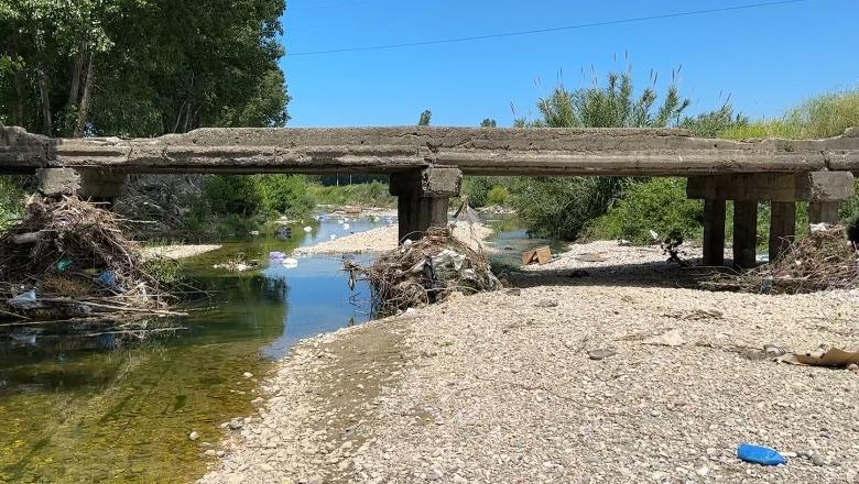Mungesë infrastrukture në Fushë-Mamurras! 100 familje përballen me rrugë të amortizuara dhe një urë në rrezik shembjeje