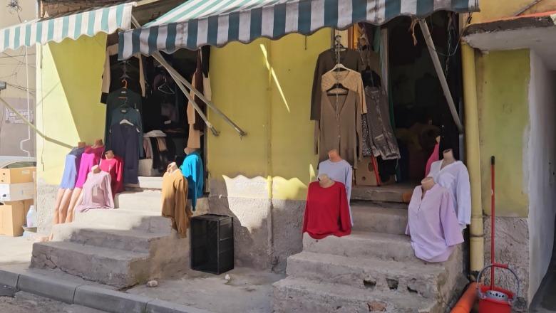 Tregtarët e tregut maqedonas në Korçë, protestë para bashkisë: Kërkojnë të heqim tendat ekzistuese dhe t'i zëvendësojmë! Afat deri në 19 maj ose gjoba