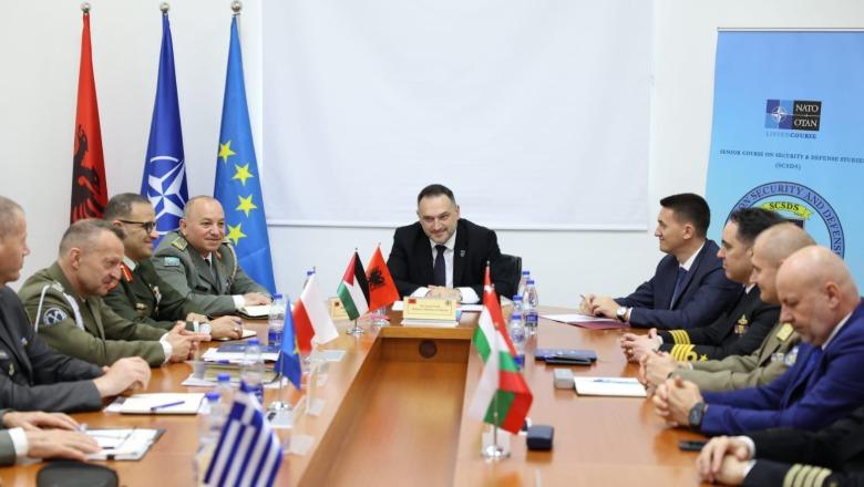Kursi i NATO-s për sigurinë dhe mbrojtjen, Ministri i Mbrojtjes takon pjesëmarrësit në Tiranë