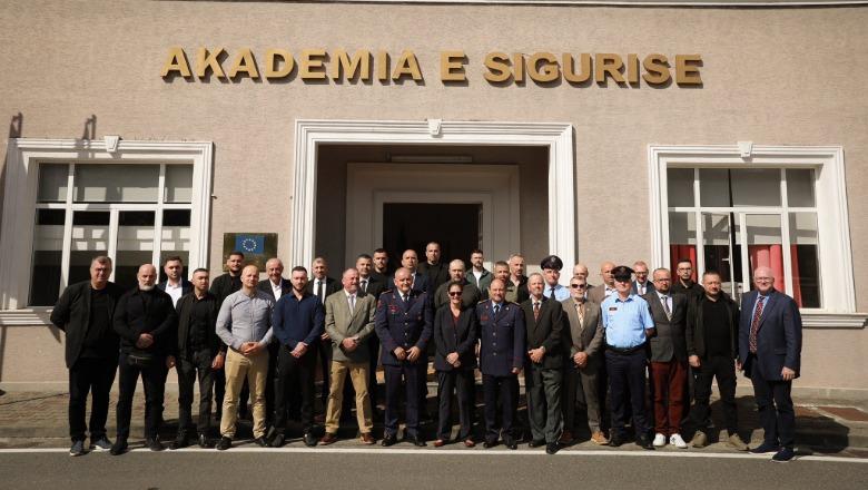 Ambasada Amerikane përshëndet certifikimin e 24 oficerëve për identifikimin e kërcënimeve terroriste