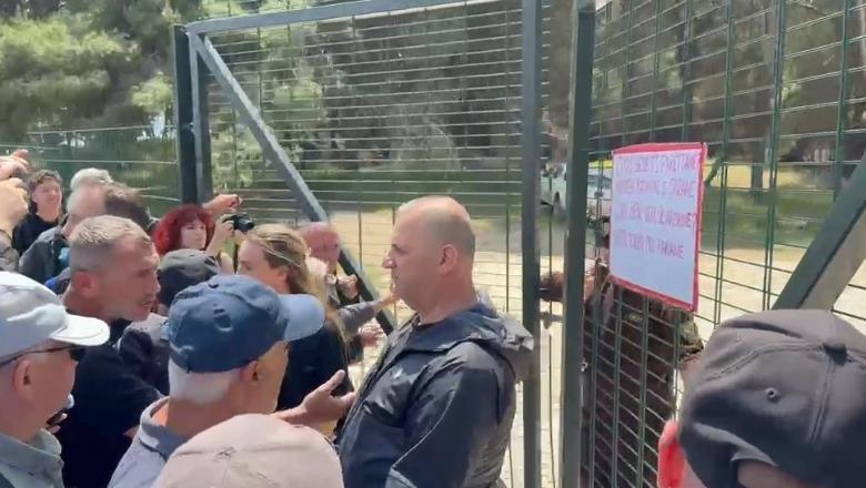 Punimet në zonën e mbrojtur të Akërnisë, banorët e Vlorës në protestë kundër ndërtimeve! Shembin gardhin rrethues të kantierit