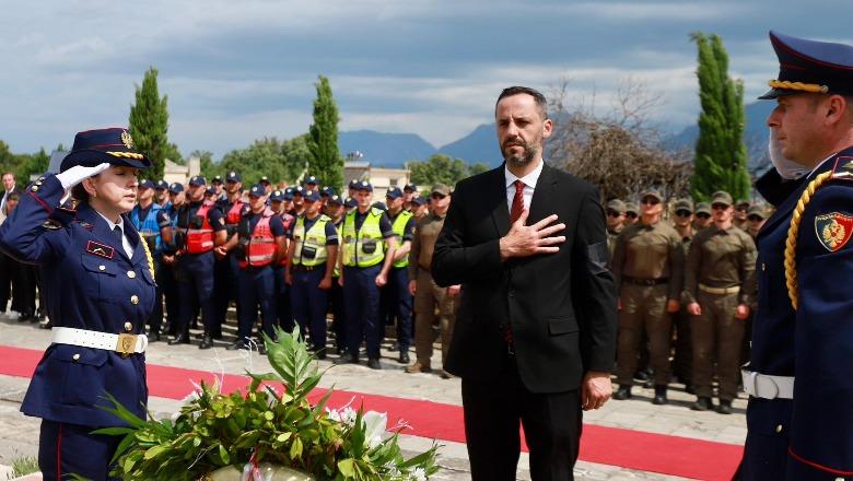 Dy vjet nga rënia në krye të detyrës, Novruz Cenalia rivarroset në Varrezat e Dëshmorëve, Lamallari: Policia e Shtetit ka sot një dëshmor më shumë