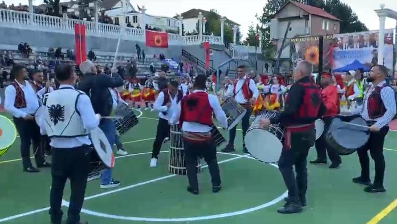 ‘Jam dardan, jam UÇK’- Atmosferë festive në Bajram Curr për ‘Sofrën Dibrane’, Tupanxhinjtë dhe Çikat e Tropojës ‘pushtojnë’ pedonalen e qytetit me veshje tradicionale