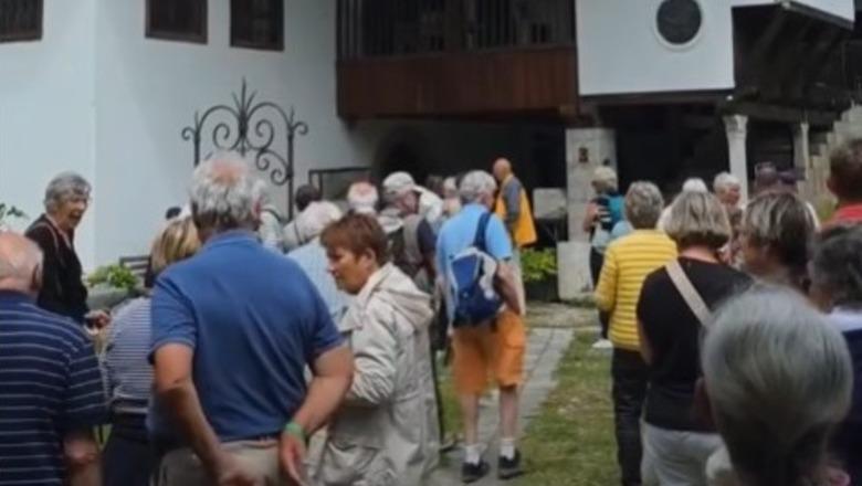Atmosferë plot gjallëri e sy kureshtarë, vizitorët soditin Muzeun Historik të Shkodrës