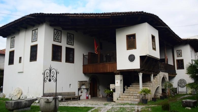 Atmosferë plot gjallëri e sy kureshtarë, vizitorët soditin Muzeun Historik të Shkodrës