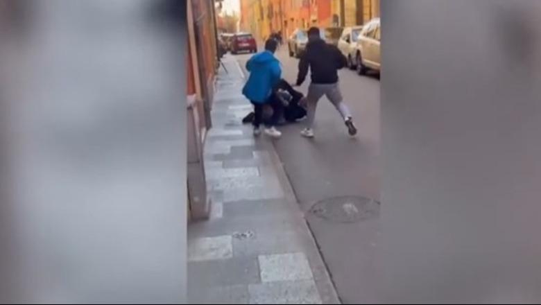 Hyri me makinë mes turmës në Modena, momenti kur kalimtarët ndalojnë autorin