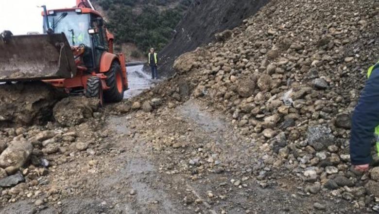 Rrëshqitje dherash në Gramsh-Kukur, bllokohet aksi, ngec edhe një kamion me mallra