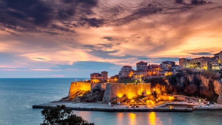 Ulqini ashpërson rregullat për turistët, gjoba deri në 500 euro për ata që ecin me rroba banje në qytet