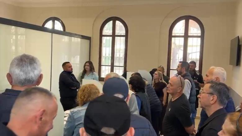 Mbyllja e tregut të Vlorës, tregtarët sërish protestë para Bashkisë! Kërkojnë zgjidhje për ushtrimin e aktivitetit të tyre