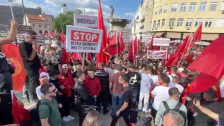 'Nuk dorëzohemi' studentët shqiptarë protestojnë në Shkup: Gjuha shqipe është një e drejtë që na takon
