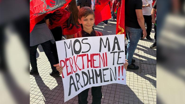 'Mos ma përktheni të ardhmen!' mesazhi domethënës i djaloshit shqiptar në protestën për gjuhën shqipe në Shkup