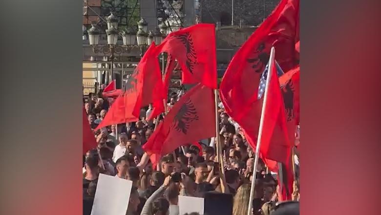 'Shqipja nuk ndalet', studentë nga Kosova, Tetova dhe Struga i bashkohen protestës në Shkup (VIDEO)