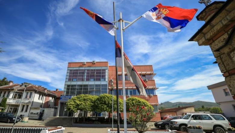 Pas dekadash në institucionet serbe në Kosovë, shkarkime nga puna ‘për arsye politike’! Shkak mos-mbështetja për Listën Serbe