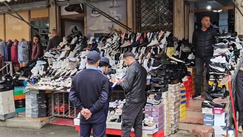 Korçë/ Përfundimi i afatit për heqjen e tendave, gjoba për tregtarët e tregut maqedonas që nuk kanë zbatuar urdhrin