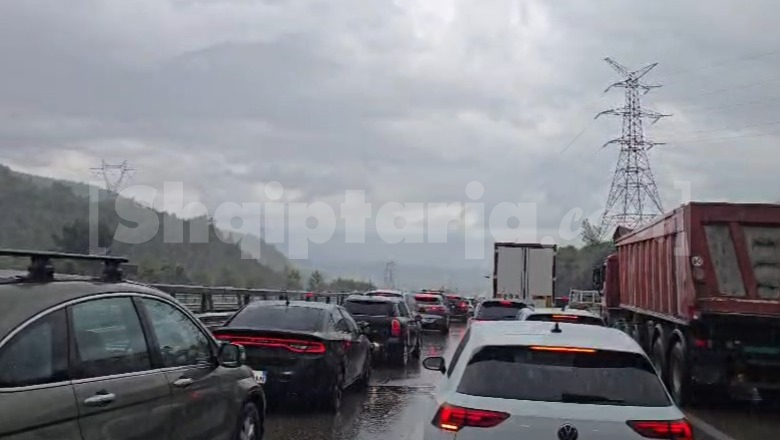 Turi Çiklistik paralizon qarkullimin, radhë kilometrike në autostradën Tiranë-Elbasan