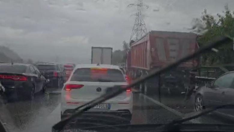 Turi Çiklistik paralizon qarkullimin, radhë kilometrike në autostradën Tiranë-Elbasan