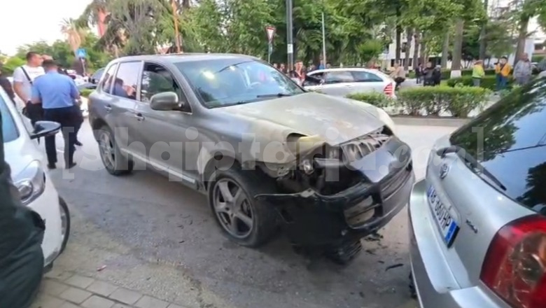 Fier/ Shoferi i 'Poche'-it humb kontrollin dhe përplaset fort me 2 automjete të parkuara