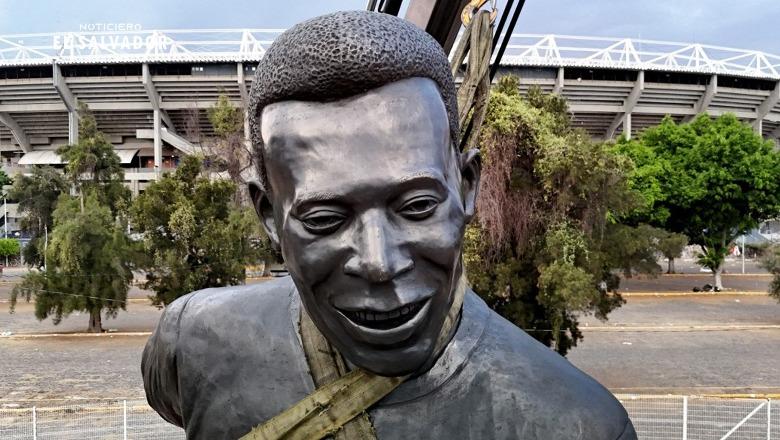 VIDEO/ Shtatorja gjigante e Pele vendoset jashtë stadiumit ku do të zhvillohet Botërori 2026