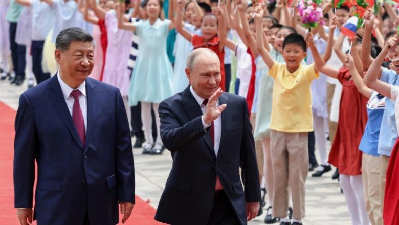 Vladimit Putin mbërrin në Pekin, pritet me ceremoni pompoze nga Presidenti Xi Jinping! Takimi, pas vizitës së Trump (FOTO + VIDEO)