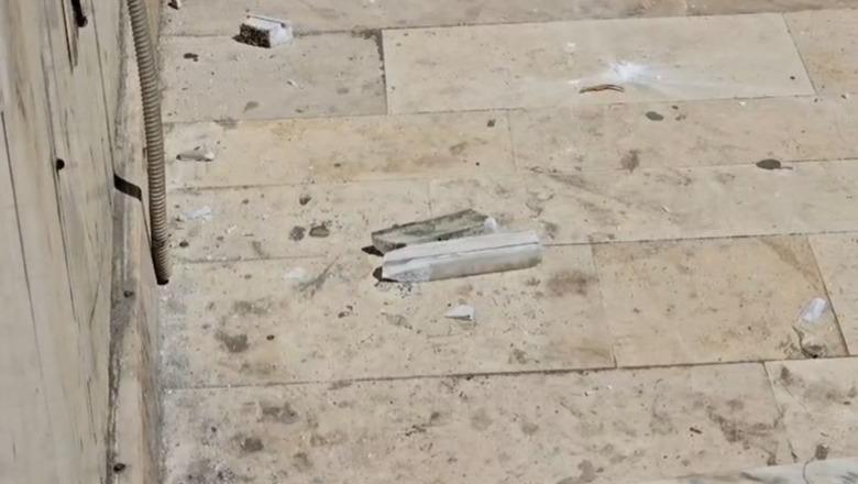 Gjykatës së Durrësit i bie mermeri, dyshohet se u shkëputën nga kati i katërt i godinës