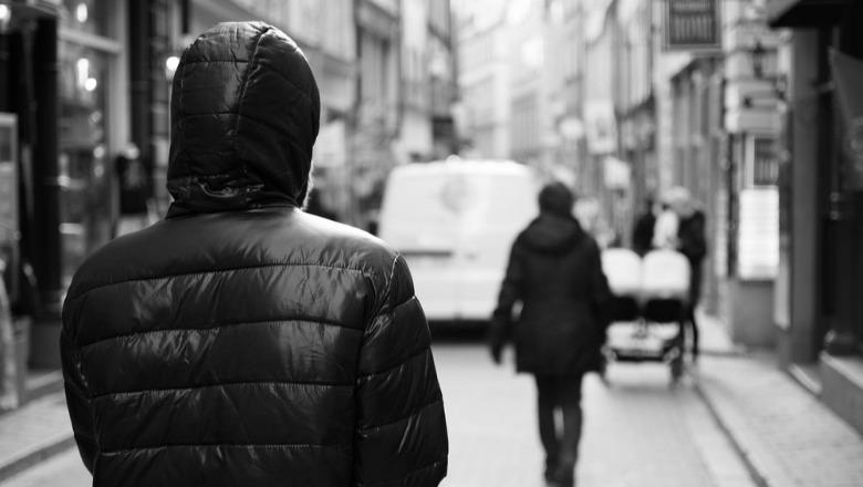 Konflikti 15-vjeçar mes dy familjeve shqiptare në Itali përfundon në gjykatë, biznesmeni 40 vjeçar dënohet me 2 vjet burg  për përndjekjen e vajzës që refuzoi të martohej me të