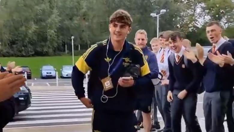 VIDEO/ Max Dowman u bë futbollisti më i ri që fitoi Premier League, ylli i Arsenalit pritet si hero në shkollë