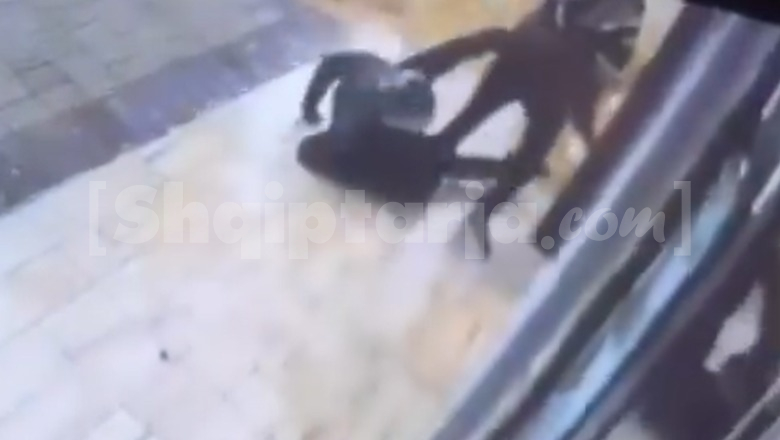 Grabitja e argjendarisë në Kamëz, njëri prej autorëve rrëshqet dhe rrëzohet, shoku ‘e ndihmon’ me goditje në kokë