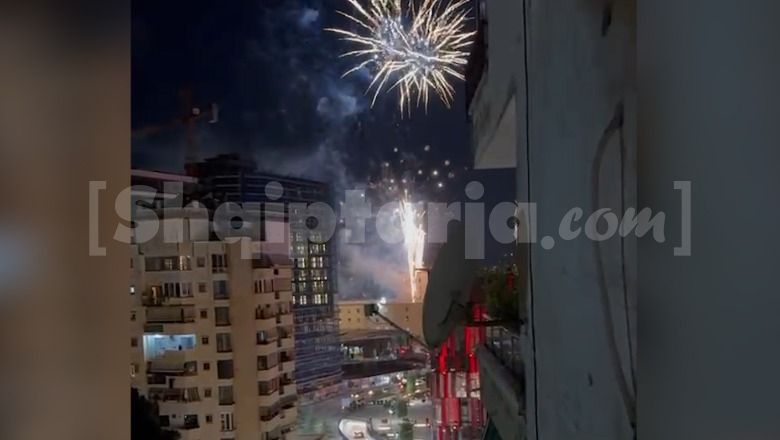 Si të jetë Viti i Ri, fishekzjarrët ‘pushtojnë’ qiellin në mes të Tiranës