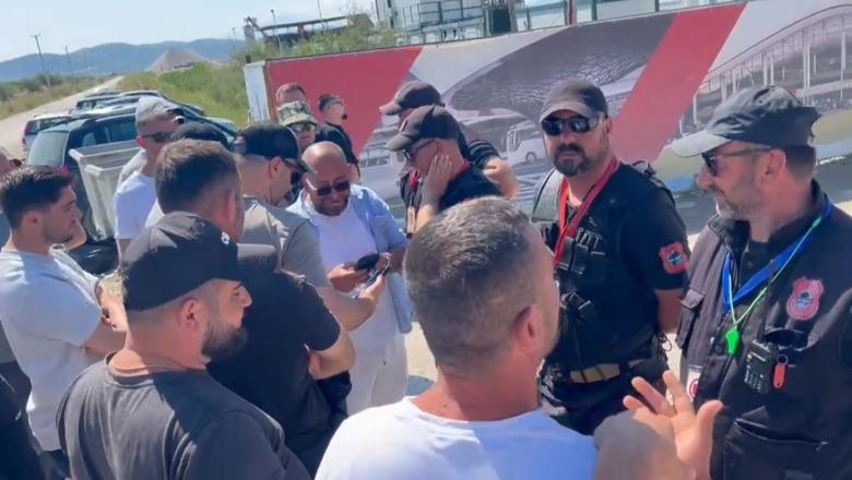 Përplasja për Aeroportin e Vlorës/ Punonjësit e Behgjet Pacollit përsëri mbeten jashtë kantierit, protesta në ditën e 5-të