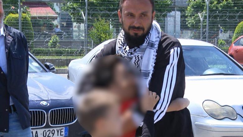 Ekskluzive/ U ndalua nga Izraeli, aktivisti shqiptar Baki Goxhaj mbërrin në Shqipëri! Takimi emocionues me fëmijët