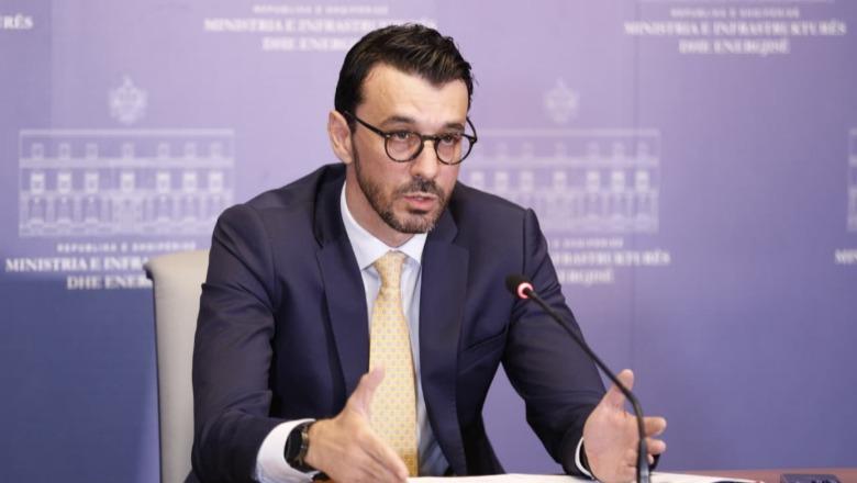 Bllokimi i Aeroportit të Vlorës, ministri Karakaçi: Nuk ndërhyjmë në konfliktin mes Pacollit dhe Ademit, do vendosim penalitete deri në prishjen e kontratës! Po dëmtojnë reputacionin kombëtar
