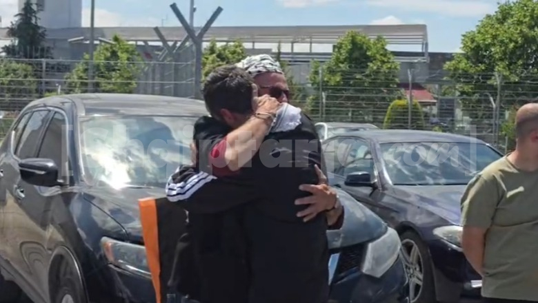U torturua nga ushtria në Izrael, Baki Goxhaj përqafohet mes lotësh me aktivistin izraelit kur mbërrin në Shqipëri