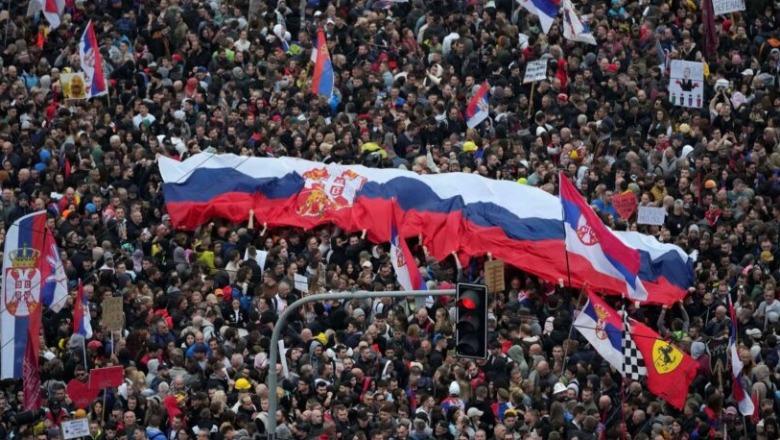 Studentët serbë kërkojnë fundin e pushtetit të Aleksandër Vuçiç, protestë masive të shtunën në Beograd