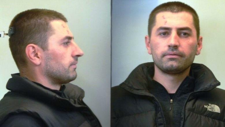 Granata dore, pistoleta dhe drogë, policia greke ‘zbraz’ çantën e ‘Titit’! Detaje nga operacioni: Kishte synim të qëllonte efektivët! Rrezikon mbi 73 vite burg