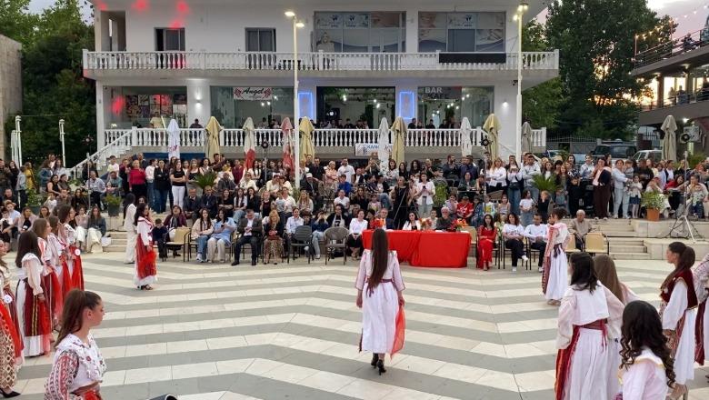 Spektakël në Belsh, ‘Festa e Afërditës’ mbledh qindra qytetarë buzë liqenit