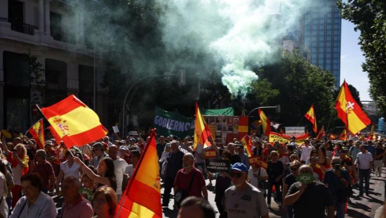 Skandalet e korrupsionit, mijëra spanjollë protestojnë në Madrid, kërkohet dorëheqja e kryeministrit Pedro Sanchez