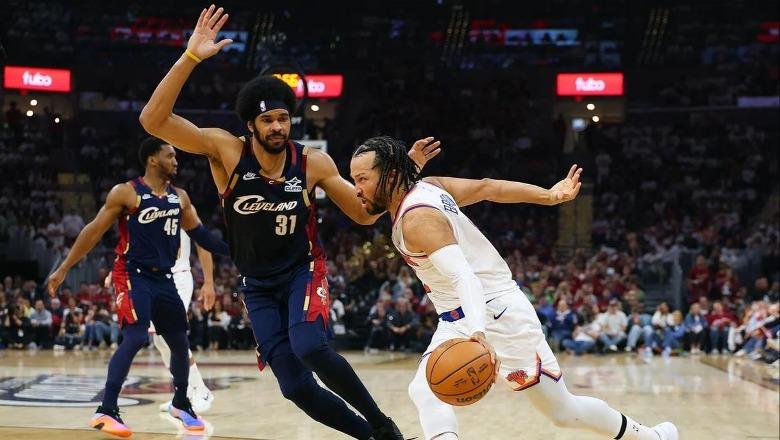Basketboll/ New York Knicks fitojnë kundër Cavaliers, një hap larg finales së NBA pas 27 vitesh