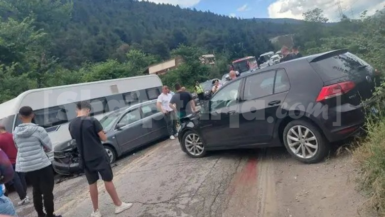 Aksident në aksin rrugor Elbasan-Prrenjas, përplasen 2 makina, një person i plagosur