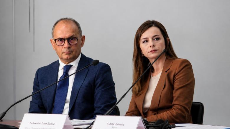 Rektori e pezulloi pa asnjë bazë ligjore, Dekania e Fakultetit të Drejtësisë në UT për Shqiptarja.com: Do kundërshtoj në gjykatë aktin e kundraligjshëm! Shkel parimet e autonomisë universitare
