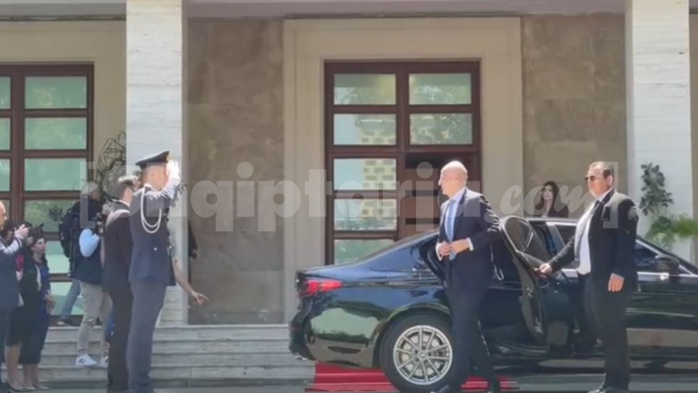 Ministri grek i Mbrojtjes, Dendias mbërrin në kryeministri, Rama s'e pret në hyrje! Takim edhe me Nufin