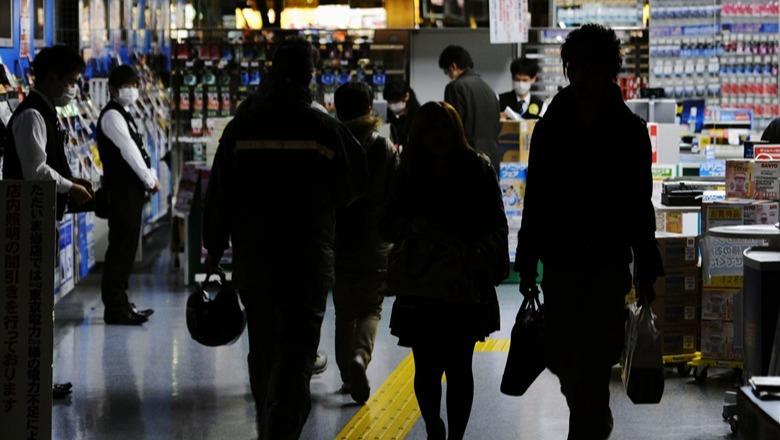 ‘Fyti po më digjte e dhimbte’, 20 të lënduar në një qendër tregtare në Tokio, një person spërkat substancën misterioze