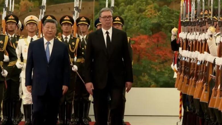 Viizita e Presidentit serb në Pekin, Xi Jinping e shpërblen Vuçiçin me ‘Medaljen e Miqësisë’