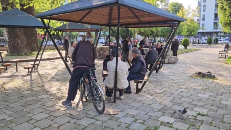 Drama e vetmisë në Korçë, 8 të moshuar humbën jetën për 6 muaj! Institucionet ofrojnë shërbim për 500 të moshuar, dhjetëra të tjerë pa përkujdesje