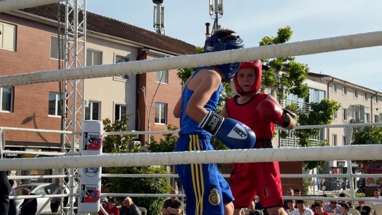 'Shijak Fights 3', natë adrenaline me boks dhe muzikë! Përlotet 9-vjeçari: Fitorja për gjyshin i cili ndërroi jetë, më mësoi sportin