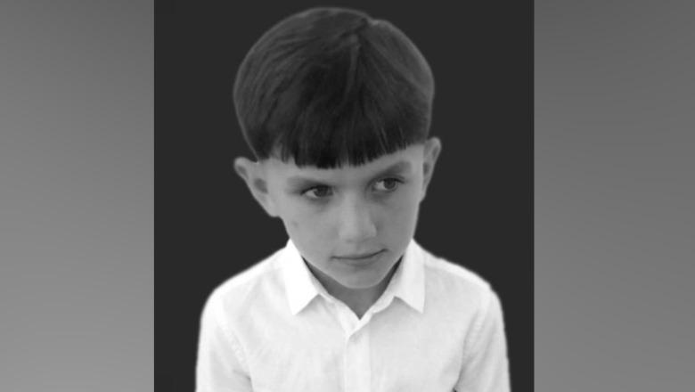Aksidenti tragjik me vdekjen e 7-vjeçarit në Elbasan, del foto e të miturit që mbeti viktimë pas përplasjes me makinë