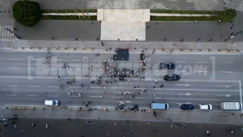PAMJET ME DRON/ Berisha gjithmonë e më i braktisur, vetëm një grusht 'ithtarësh’ përpara kryeministrisë për ta dëgjuar