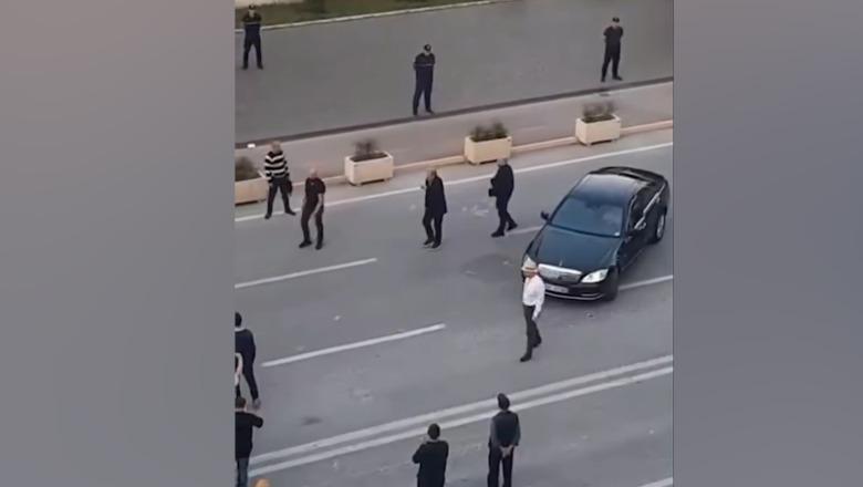 ‘Ai momenti kur vijnë krushqit’, Taulant Balla tallet me foltoren e Berishës, i publikon videon e mbërritjes me muzikë popullore