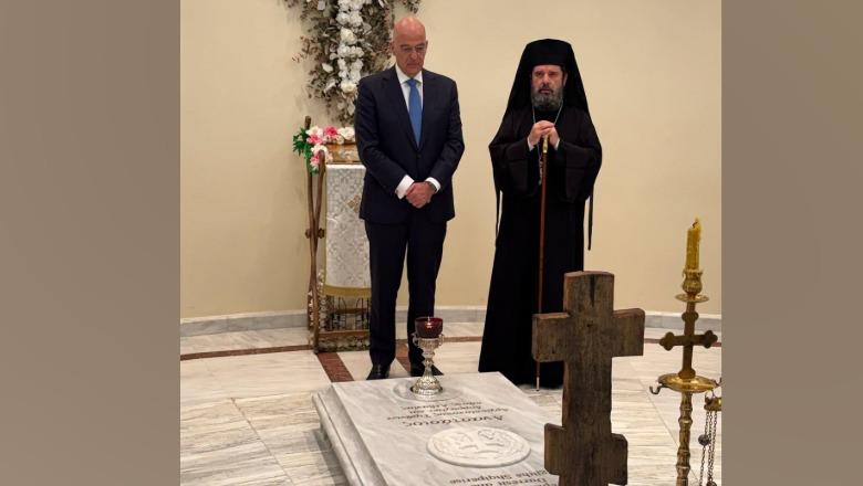 Ministri grek i Mbrojtjes viziton Katedralen Ortodokse në Tiranë, bën homazhe te varri i Kryepiskopit Anastas