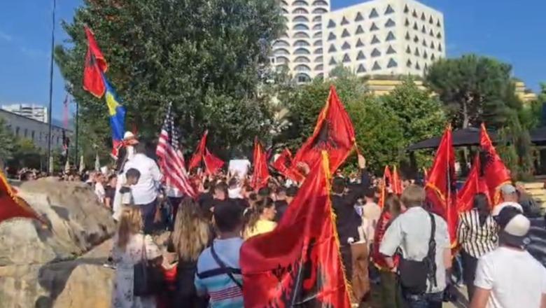 LIVE TV- Protesta në mbështetje të shqiptarëve të Maqedonisë së Veriut/ Me plisa në kokë, tupanë dhe flamurin kuq e zi, studentët grumbullohen në sheshin ‘Skënderbej’