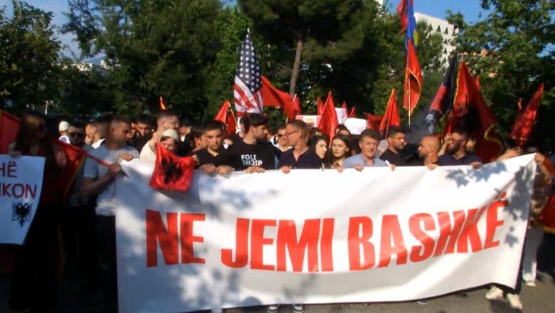 Protesta në Tiranë për gjuhën shqipe, studentët nisin marshimin drejt ambasadës së Maqedonisë së Veriut